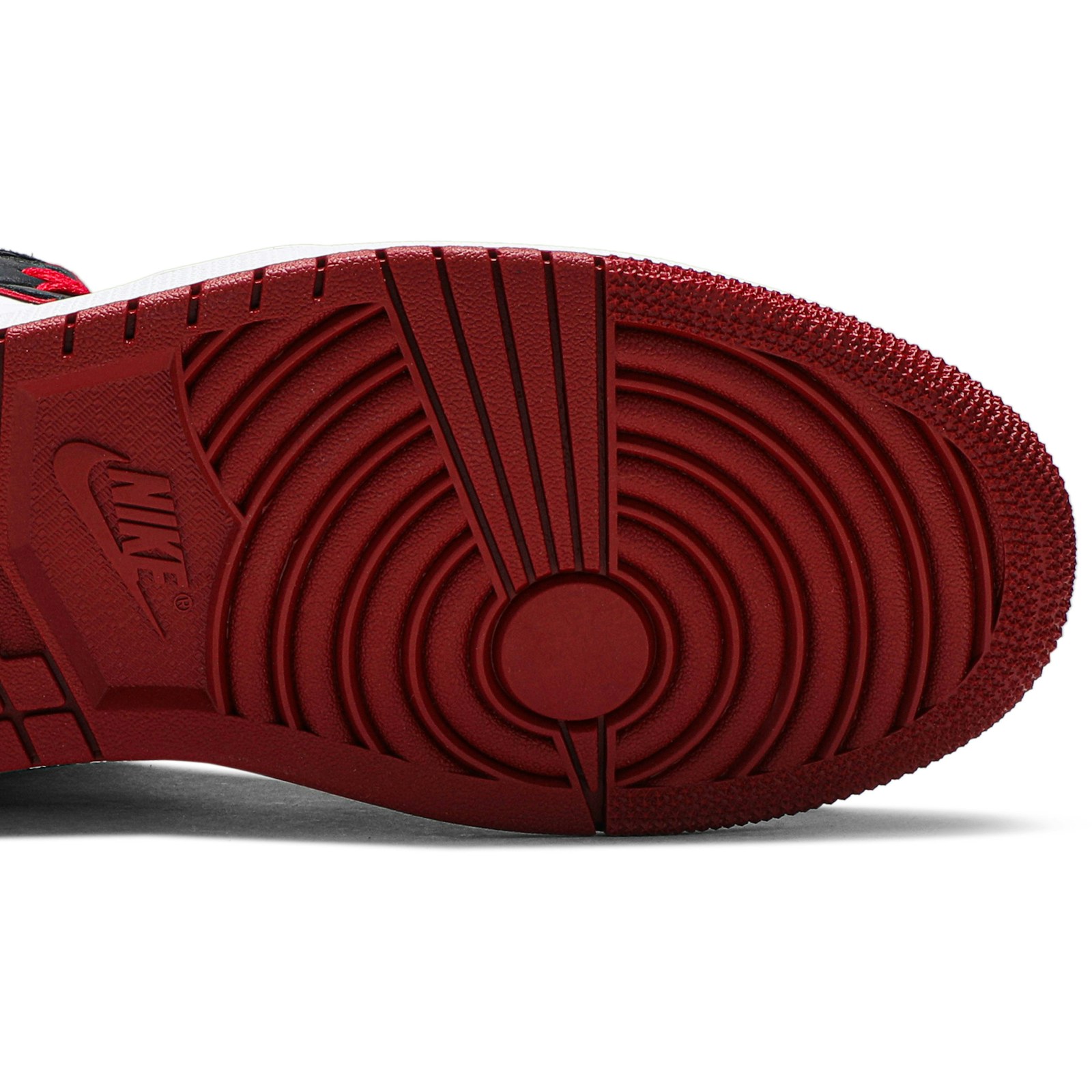 air_jordan_1_retro_high_og__bloodline__555088_062_4_77036.jpeg