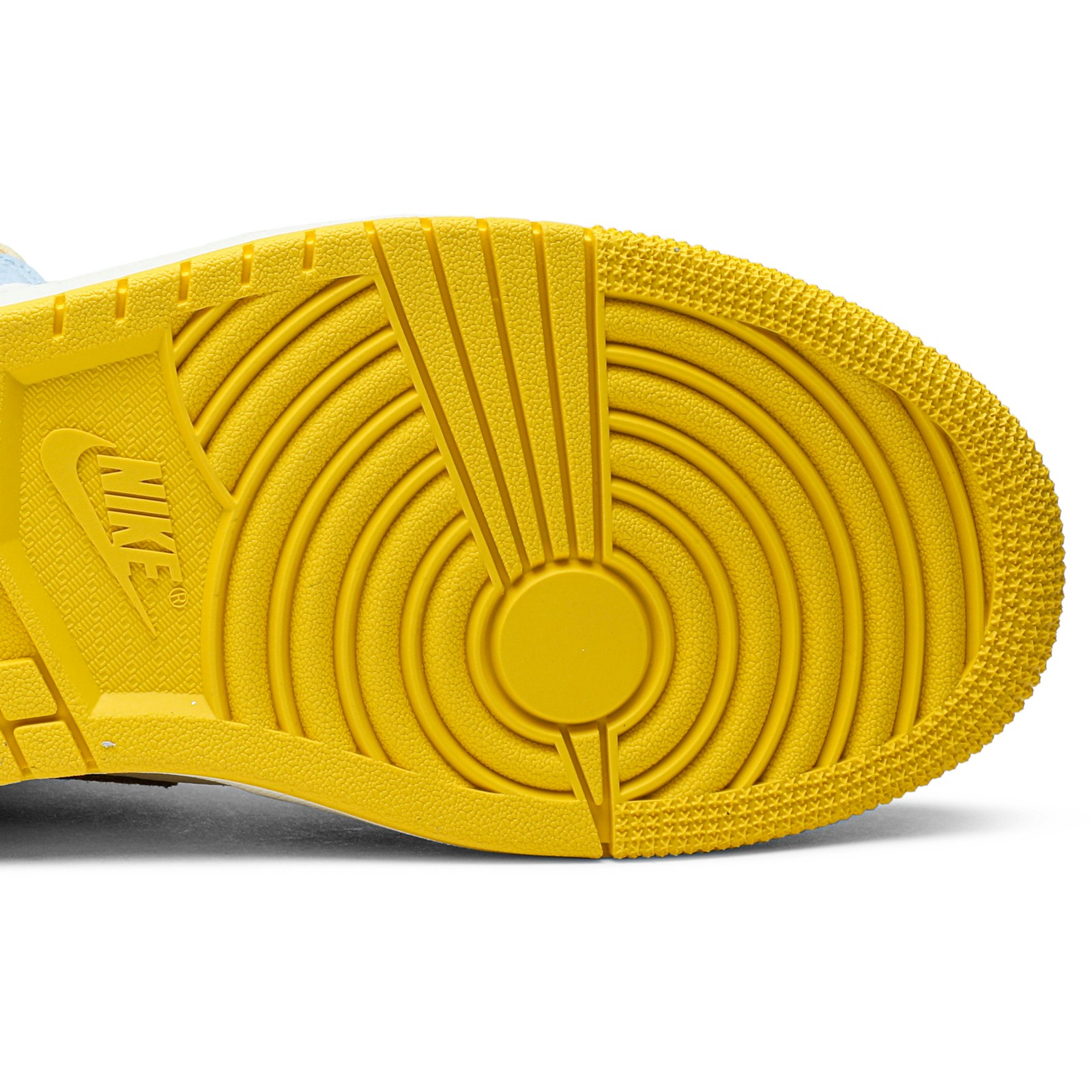 maison_ch_teau_rouge_x_air_jordan_1_mid_se__fearle_4_23886.jpeg